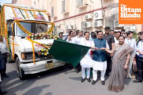 Union Minister Joshi flags off vans for sale of Chana Dal at Rs 70 a kg in Delhi