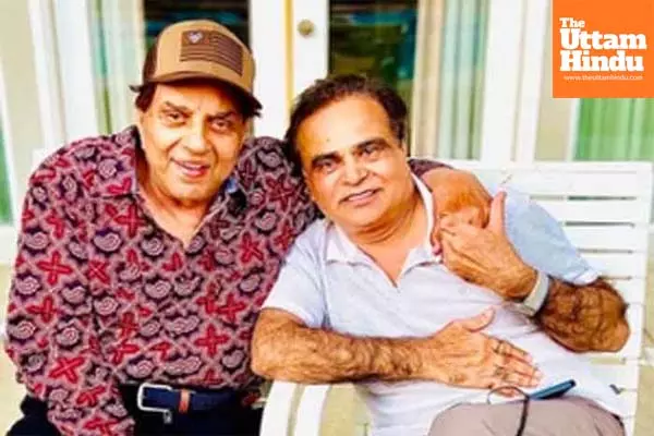 Dharmendra bonds with ‘diehard’ fan on holiday