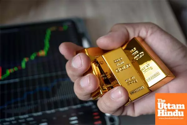 Market turmoil: Gold prices dip slightly amid stock market decline before festivities