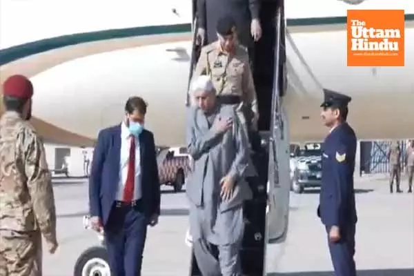 Pakistan President Zardari injured in fall while disembarking from plane