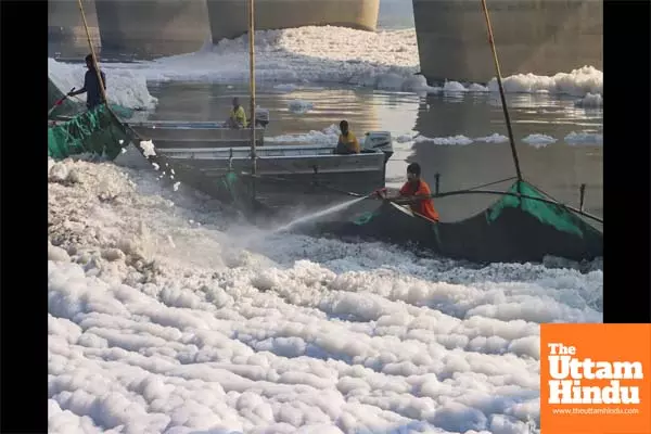 Toxic foam on Yamuna raises concerns as Chhath Puja begins in Delhi