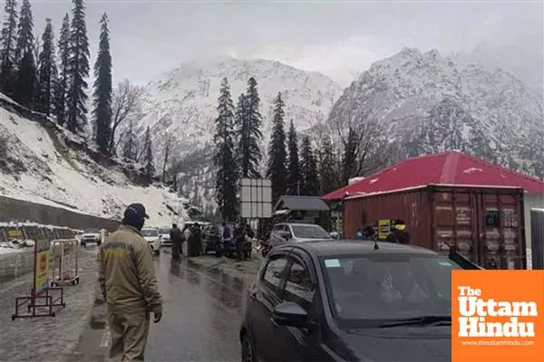 J&K: 20 civilian vehicles stuck on Razdan Pass rescued by BRO