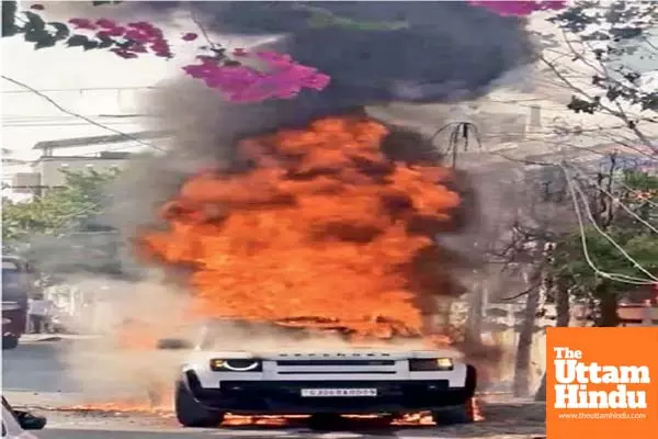 Rs 1.5 Crore Land Rover Defender ravaged by fire Near Karelibaug, Vadodara, WATCH VIDEO