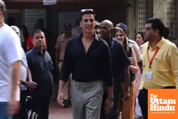 Man seeks Akshay Kumar’s help for broken toilet, superstar assures he will speak with BMC