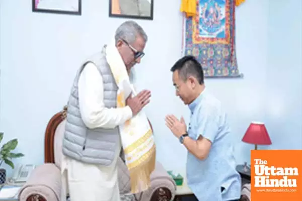 Sikkim CM calls on Guv, extends greetings on Constitution Day