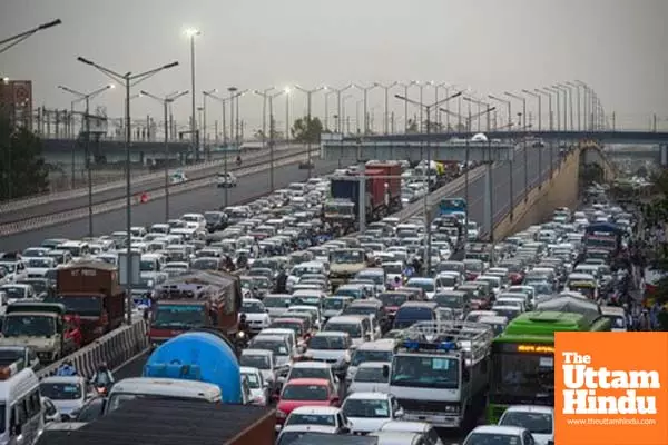 Massive traffic jam at Ghazipur border, commuters share grievances