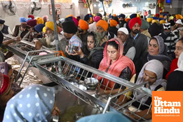 Amritsar: SAD MP Harsimrat Kaur Badal is seen washing utensils at the Golden Temple