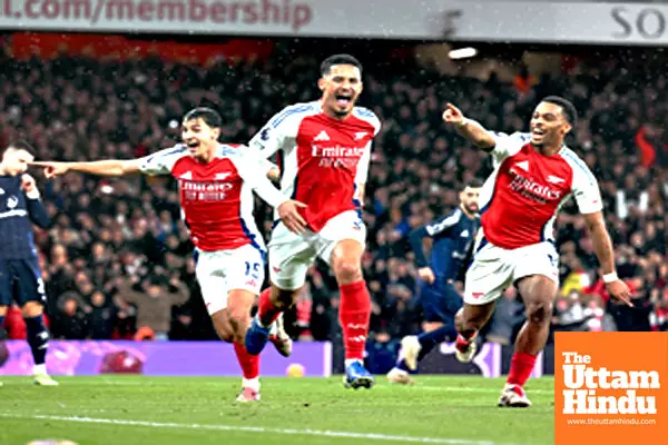 Premier League: Arsenal beat Man Utd to close gap on Liverpool