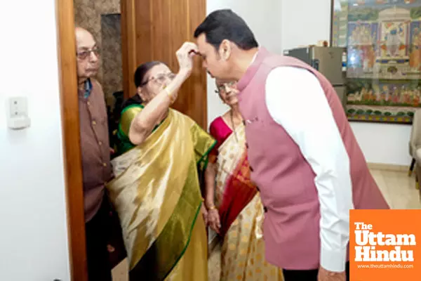 Mumbai: Maharashtra CM-designate Devendra Fadnavis seeks blessings from his parents