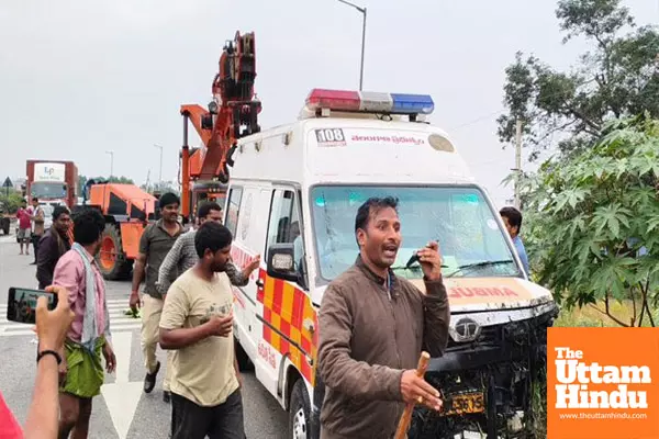 Ambulance hijacked, thief leads dramatic high-speed chase on Hyderabad-Vijayawada NH, crashes and injures officer; shocking video surface