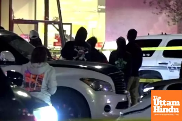 Five injured after driver crashes into shopping mall in Texas