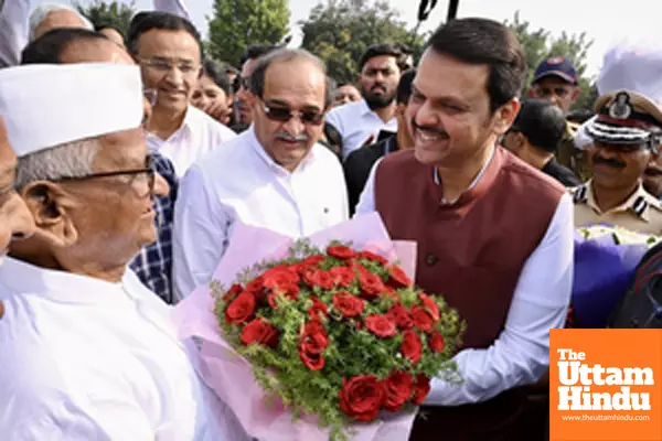 Maha CM Fadnavis meets Anna Hazare, receives invitation to visit Ralegan Siddhi