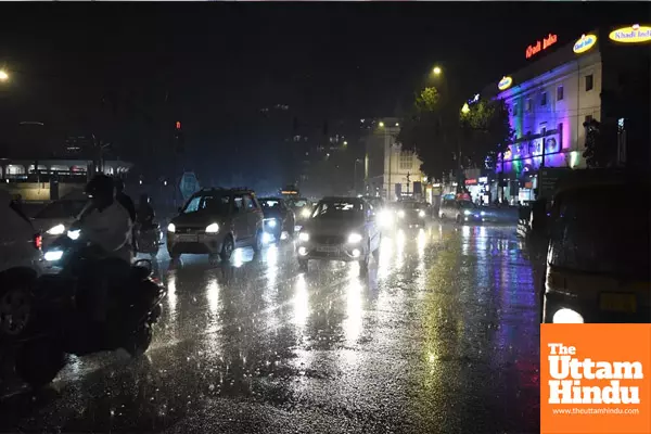 Cold Winds and Light Drizzle Hit Delhi-NCR, More Rain Expected in Coming Days