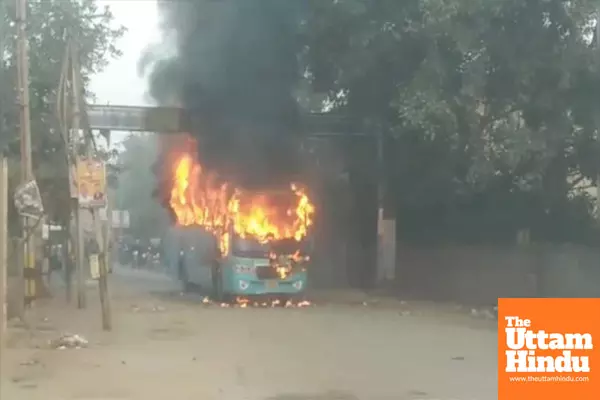 Fire Breaks Out in Moving School Bus in Delhis Mithapur, Completely Destroyed; Watch Video