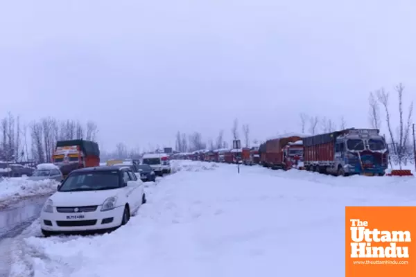 Heavy snowfall disrupts life in Valley, hundreds stranded on Jammu-Srinagar highway