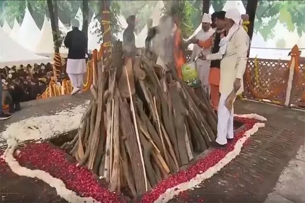 Dr. Manmohan Singh Laid to Rest Amid Amar Rahein Chants at Nigam Bodh Ghat