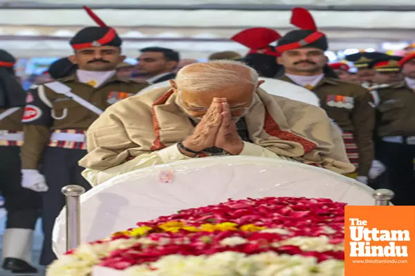 New Delhi: PM Modi pays tribute to former PM Manmohan Singh during State funeral