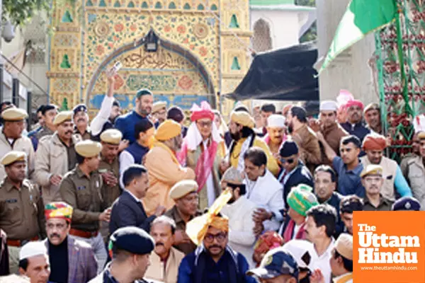 Ajmer: Union Minister of Minority Affairs Kiren Rijiju offers a chadar on behalf of Prime Minister Narendra Modi at Ajmer Sharif Dargah