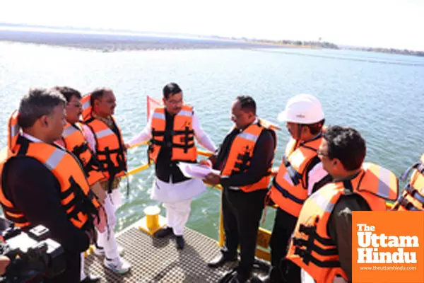 Khandwa: Union Minister Pralhad Joshi inspects the solar floating plant in Khandwa