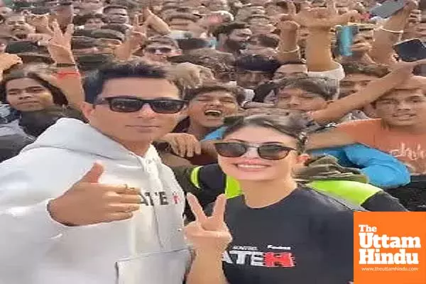 Sonu sood and Jacqueline Fernandez make special memories with fans during fateh promotion