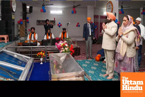 Dehradun: Lt. Gen. Gurmit Singh offers prayer on Prakash Parv