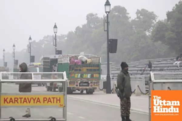 New Delhi: A dense layer of fog engulfs Kartavya Path