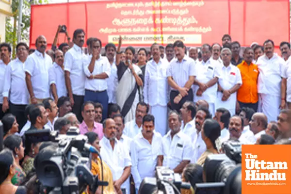 Saidapet: DMK MP Kanimozhi Karunanidhi, along with party workers, protests against Governor R.N. Ravi