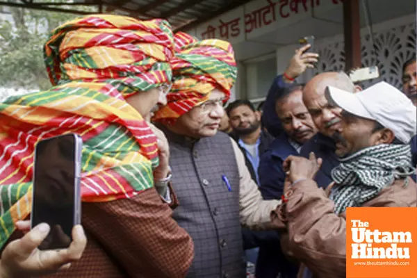 New Delhi: Union Minister Ashwini Vaishnaw meets porters (coolies) and auto, cab drivers