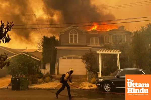 Raging Wildfires in Los Angeles Destroy Homes, Cars; 30,000 to Evacuate Amid Emergency Declaration