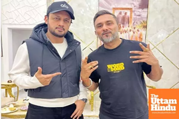 Honey Singh poses with Pakistani singer Atif Aslam, says ‘borderless brothers’