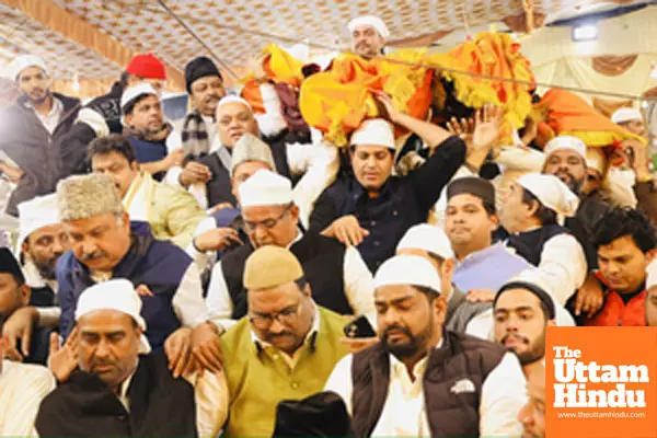 Ajmer: Imran Pratapgarhi, President of the All India Congress Committee Minority Department, offers a holy chadar at the Ajmer Sharif Dargah