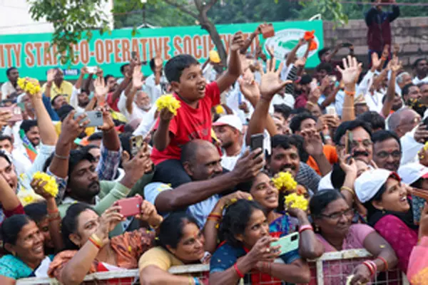 Visakhapatnam: People give a warm welcome to Prime Minister Narendra Modi