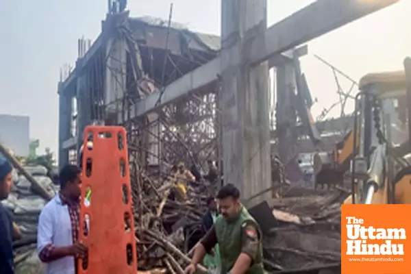 Kannauj: People pulling out workers trapped under the collapsed building in Kannauj