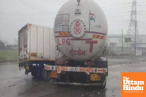 Massive Collision Between LPG Tanker and Pickup Triggers Gas Leak, 10 KM Traffic Jam