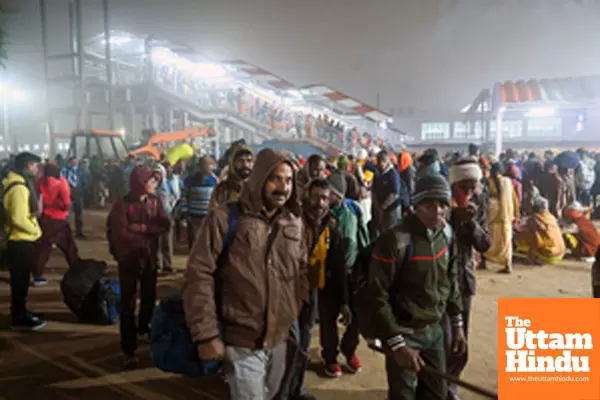 Prayagraj: Pilgrims arrive in large numbers at the Railway Station to take part in the Maha Kumbh Mela 2025