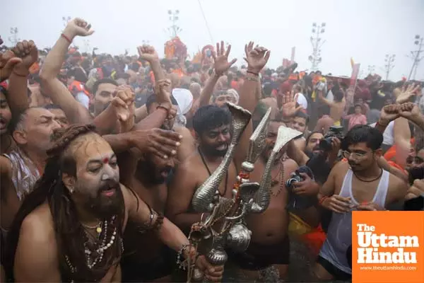 Maha Kumbh 2025: Akharas Begin Amrit Snan on Makar Sankranti, Spectacular Scenes Unfold at Sangam