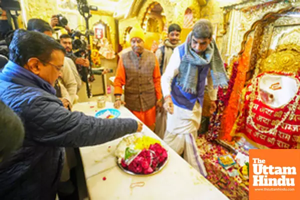 New Delhi: AAP National Convener Arvind Kejriwal Seeks Blessings at Valmiki Temple