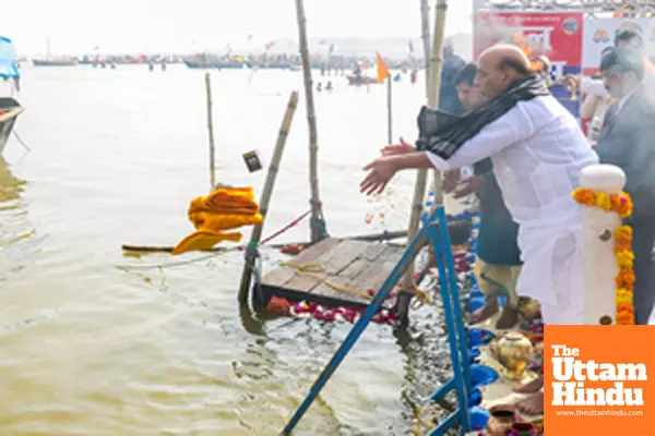 Prayagraj: Defence Minister Rajnath Singh and BJP Rajya Sabha MP Sudhanshu Trivedi offer prayers at the Triveni Sangam