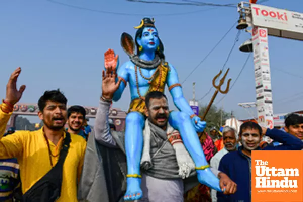 Prayagraj: Devotees carry a statue of Lord Shiva at the Triveni Sangam during the Maha Kumbh Mela 2025