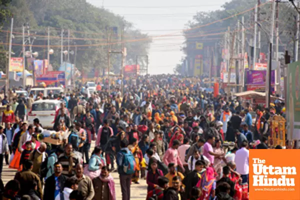 Prayagraj: Devotees arrive in large numbers at the Triveni Sangam