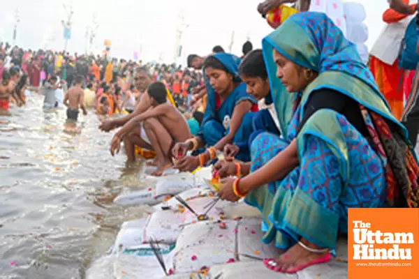 Prayagraj: Devotees perform ritual at Triveni Sangam