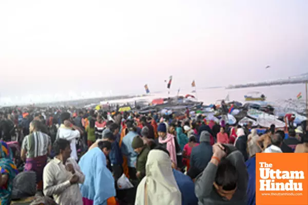 Prayagraj: Devoteees arrive to take a holy dip at Triveni Sangam