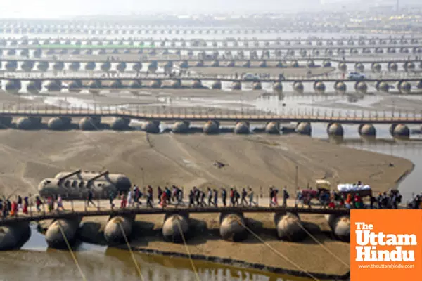 Prayagraj: Devotees walk over the pontoon bridges over the Triveni Sangam