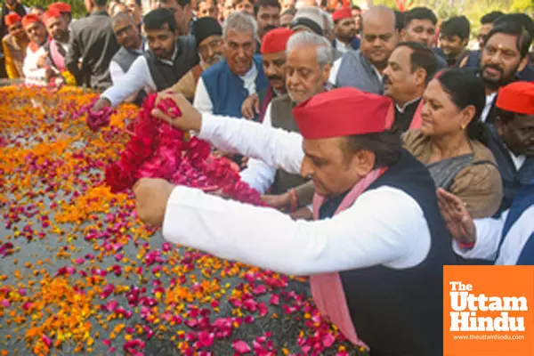 Lucknow: SP Chief Akhilesh Yadav Pays Homage to Janeshwar Mishra