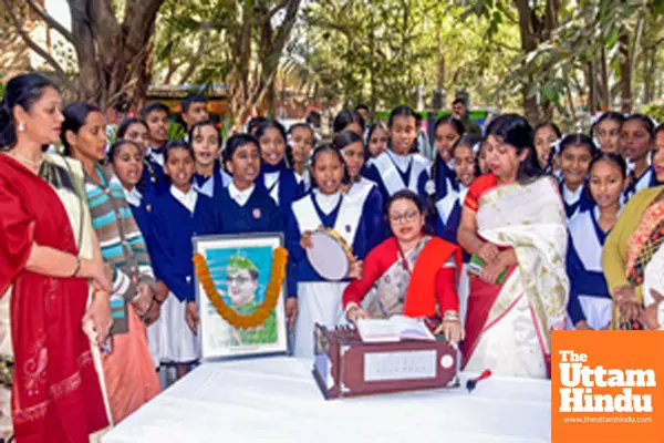 Ranchi: School children pay tribute to Netaji Subhas Chandra Bose on the occasion of his birth anniversary