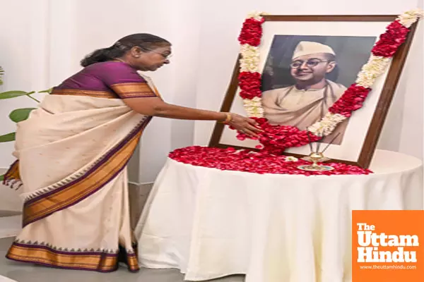 New Delhi: President Droupadi Murmu pays floral tributes to Netaji Subhas Chandra Bose at Rashtrapati Bhavan