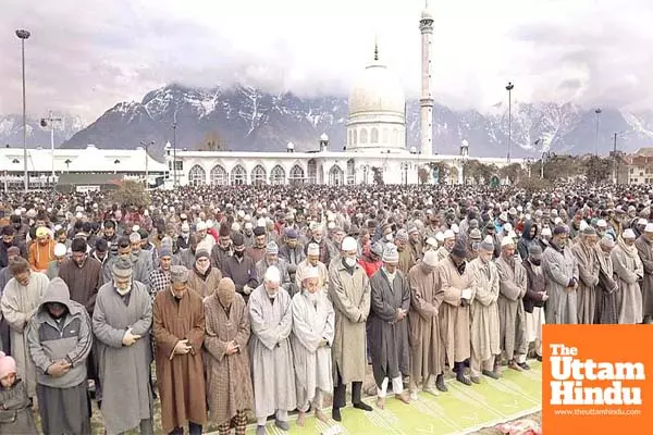 Hundreds of devotees spend ‘Shab-e-Mehraj’ in prayer, penance in J&K