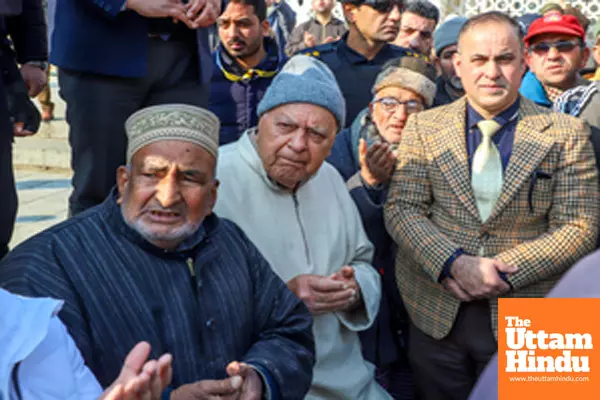 Srinagar: JKNC President Farooq Abdullah prays at the Hazratbal shrine on Mehraj-u-Alam