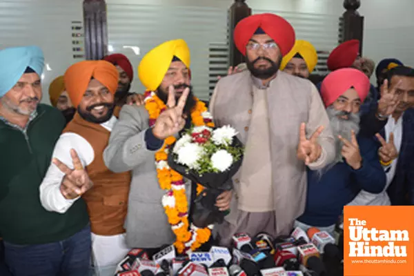 Amritsar: AAP leaders greet Jatinder Singh Moti Bhatia after he takes charge as the Mayor of Amritsar