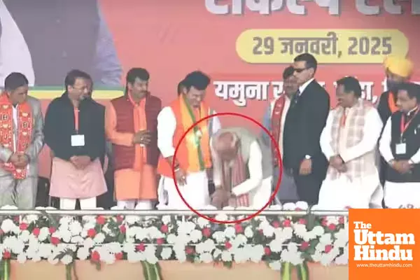 PM Modi Bends Down and Touches BJP Candidates Feet Three Times, Watch the VIDEO